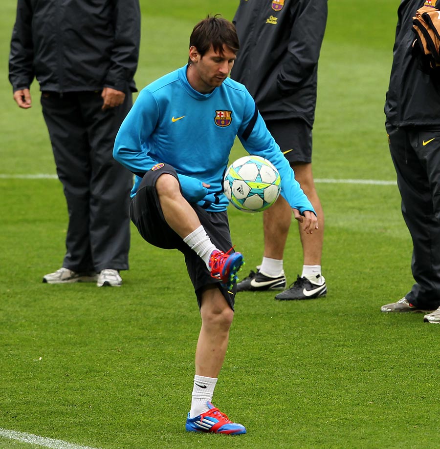 Lionel Messi controls the ball in training