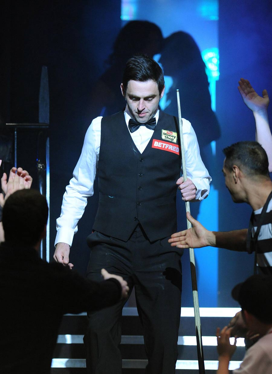 Ronnie O'Sullivan makes his way to the table