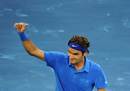 Roger Federer salutes the crowd