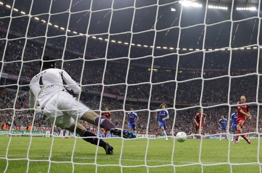 Petr Cech saves a penalty by Arjen Robben