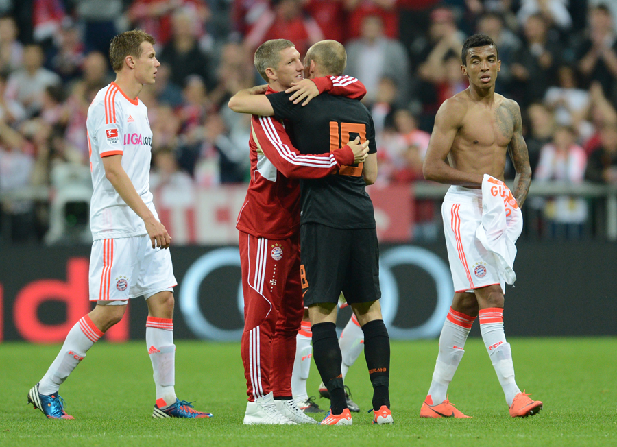 Bastian Schweinsteiger and Arjen Robben embrace