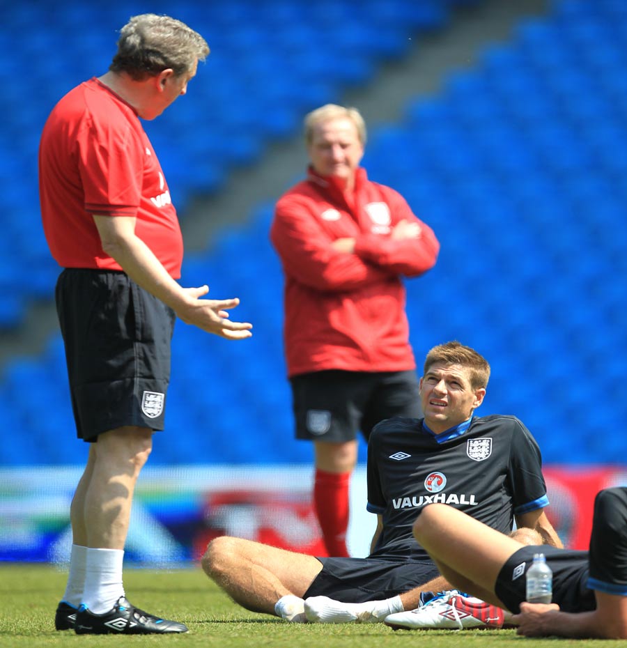 Roy Hodgson chats with captain Steven Gerrard