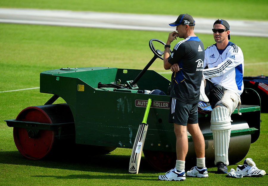 Andy Flower and Kevin Pietersen chat at training