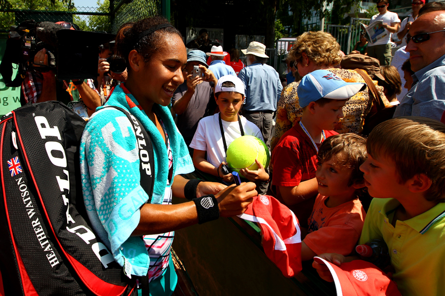 Heather Watson signs mementos for fans