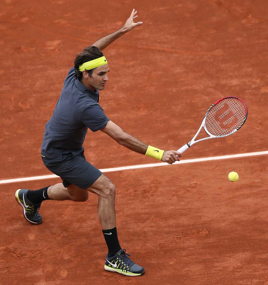 Roger Federer slices a backhand