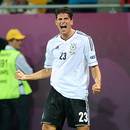 Mario Gomez roars after scoring