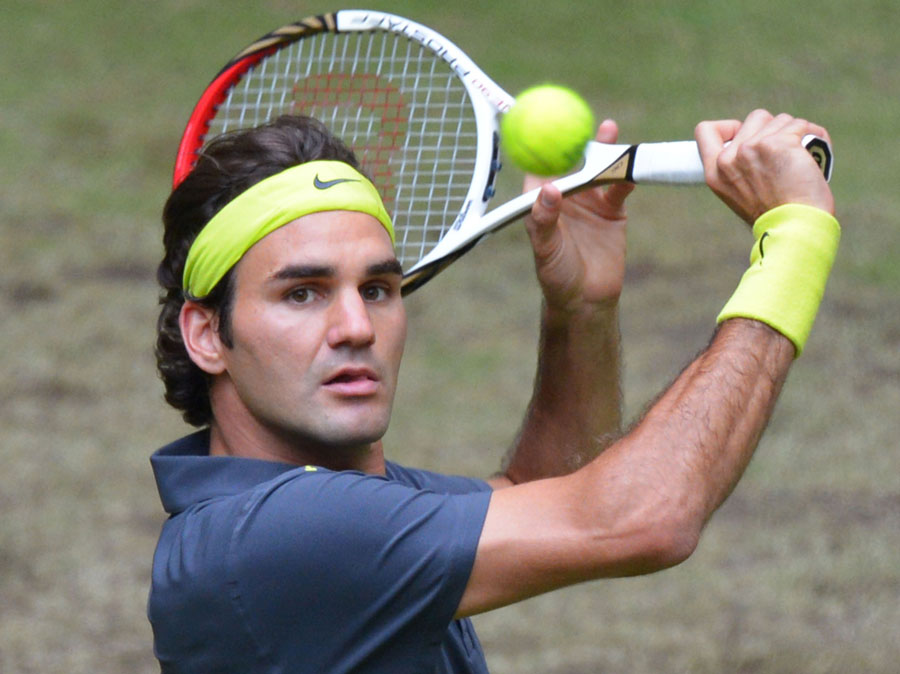Roger Federer lines up a backhand