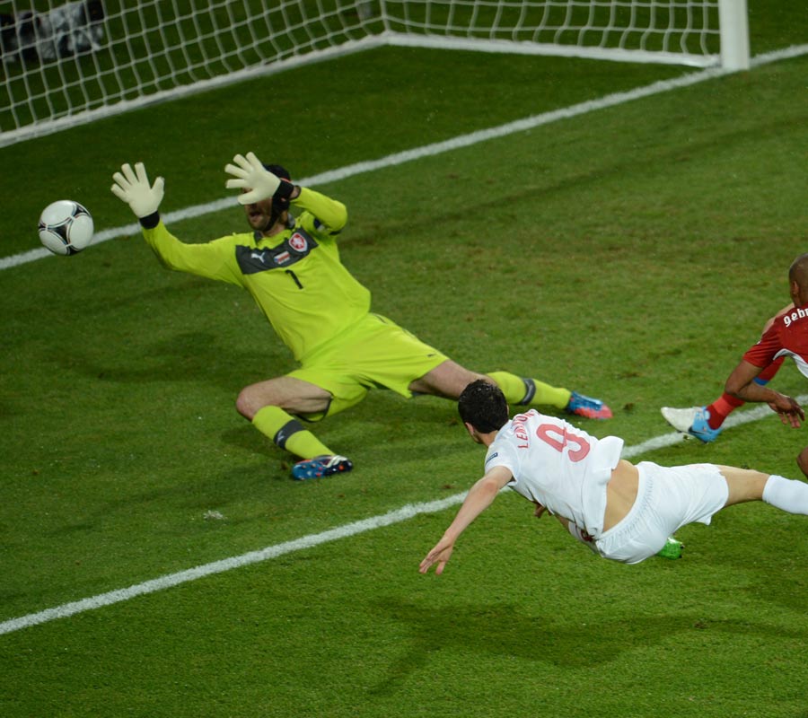 Robert Lewandowski tries to score past Petr Cech