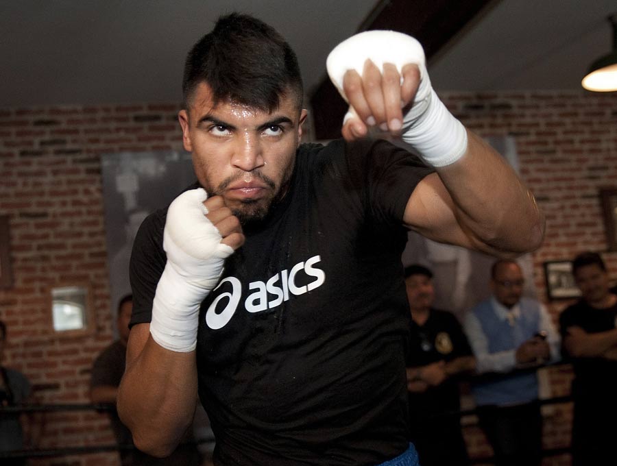 Victor Ortiz trains in front of the media