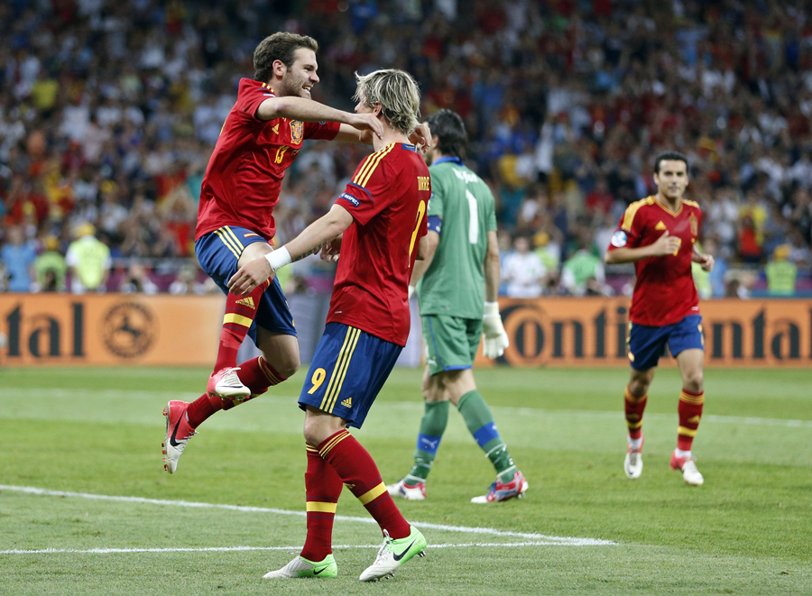 Fernando Torres celebrates with Juan Mata