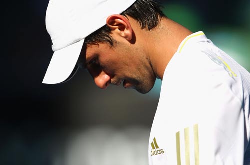 Novak Djokovic struggles with the heat