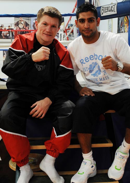 Ricky Hatton poses with Amir Khan during a training session