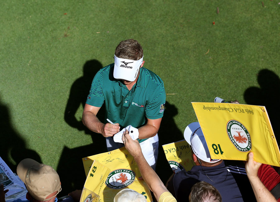 Luke Donald signs autographs during practice