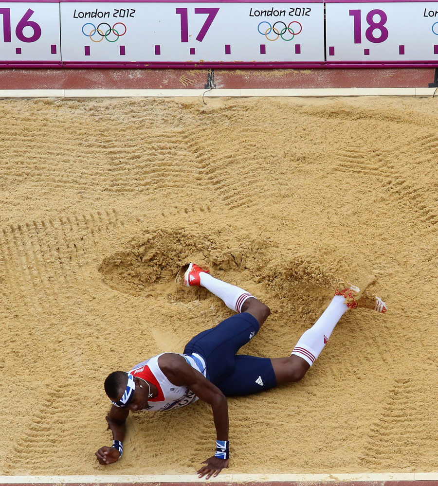 Phillips Idowu sprawls on landing in the triple jump