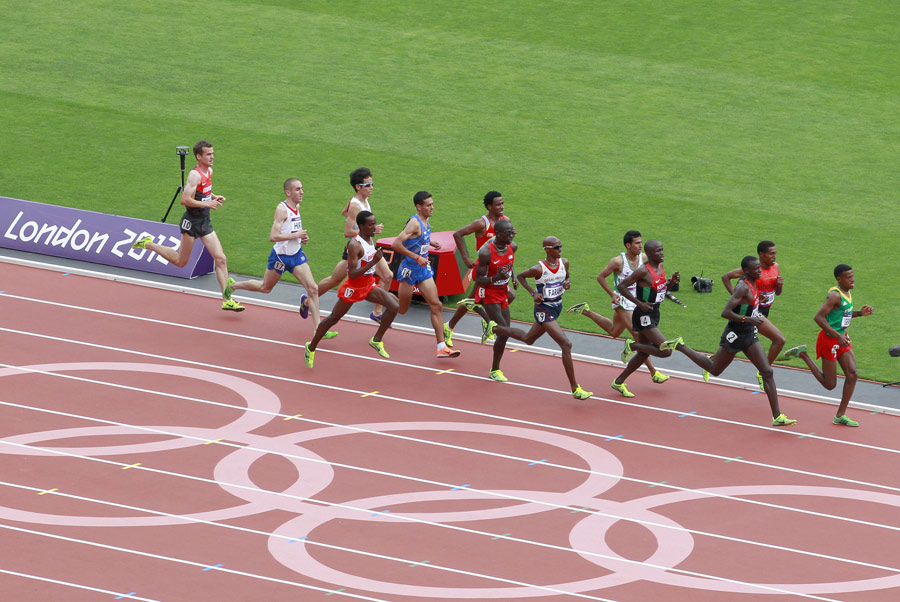 Mo Farah tracks the pace in the 5000m