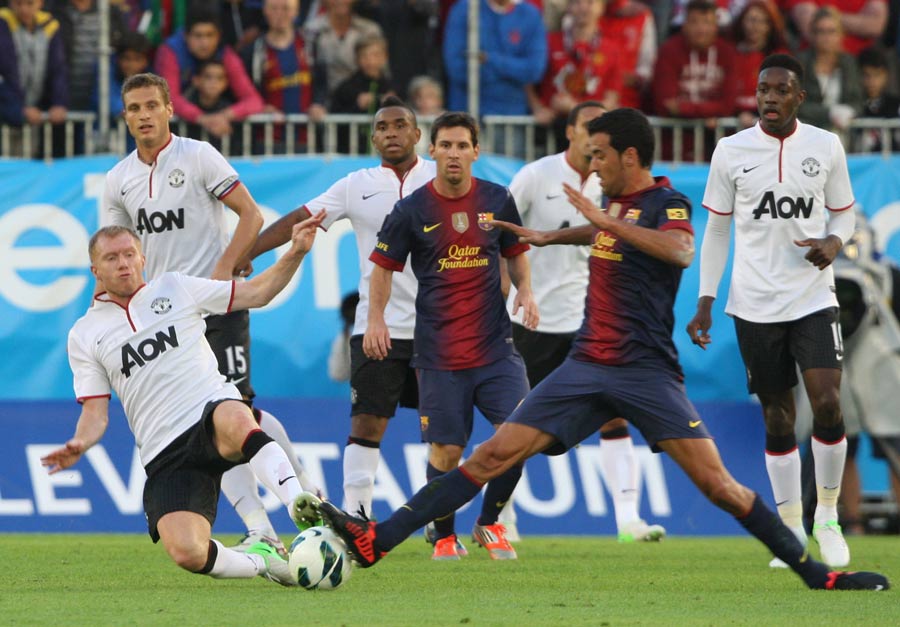 Paul Scholes jumps in on Sergio Busquets