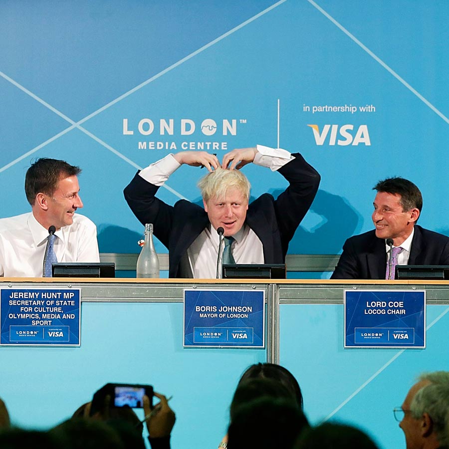 Boris Johnson does the Mobot