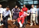 Liu Xiang arrives in Shanghai after surgery in London