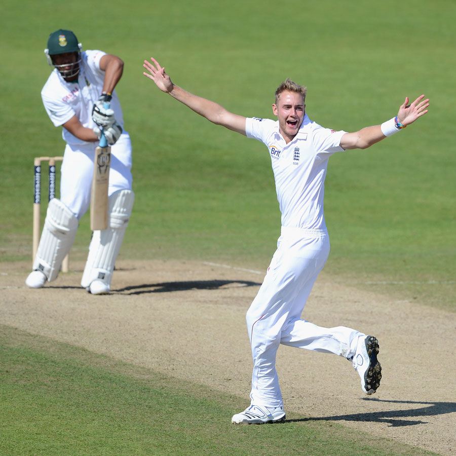 Stuart Broad appeals successfully for the wicket of Vernon Philander