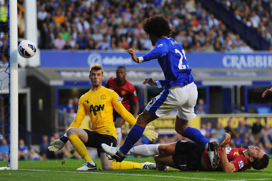 Marouane Fellaini hits the post for Everton