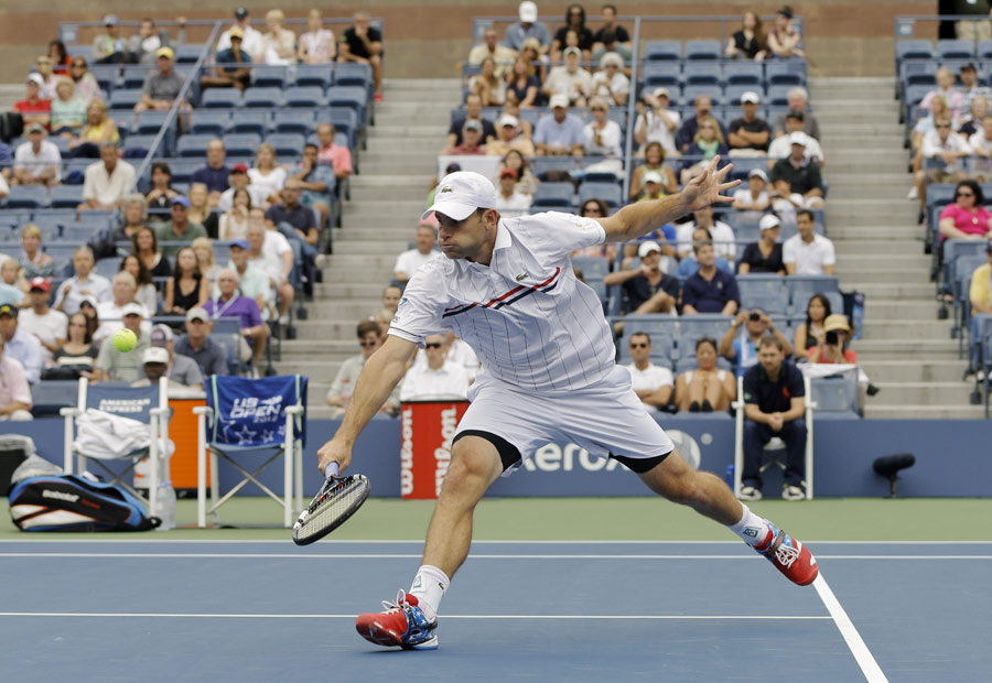 Andy Roddick stretches for a volley