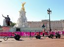 David Weir makes his way past Buckingham Palace in the T54 men's marathon