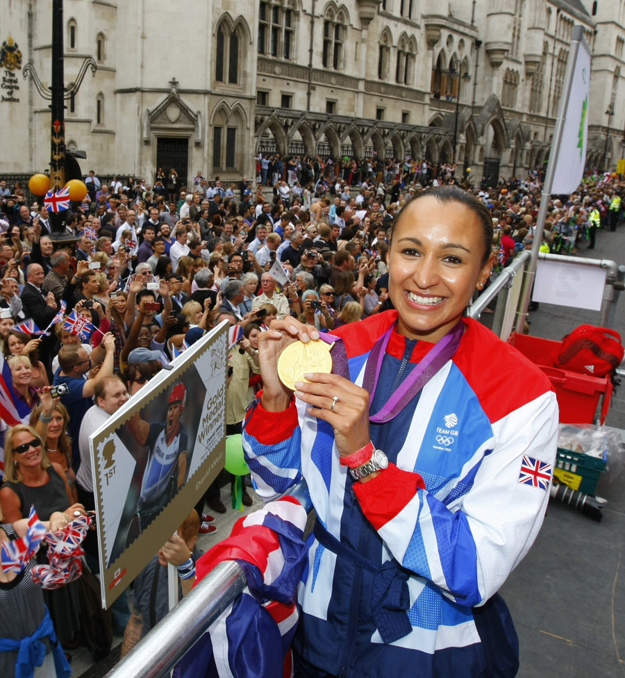 Jessica Ennia shows off her gold medal