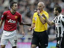 Robin van Persie clashes with Yohan Cabaye