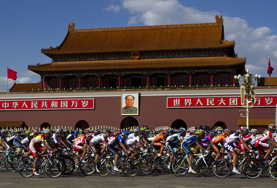Cyclists file past Tiananmen Gate 