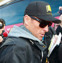 Lance Armstrong is persued by the media