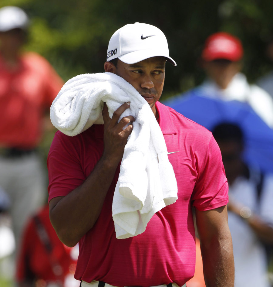Tiger Woods towels himself down
