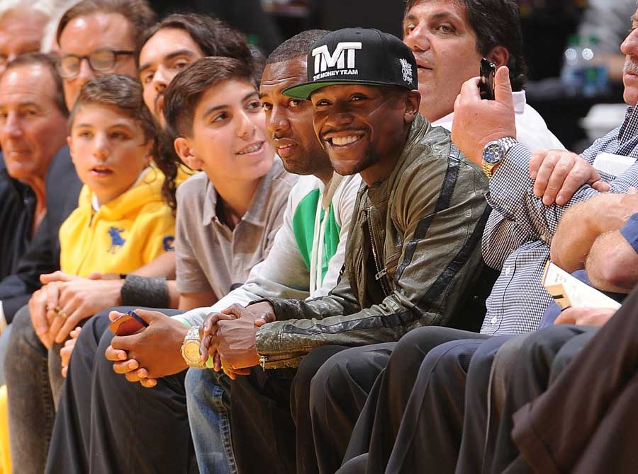Floyd Mayweather Jr takes a courtside seat