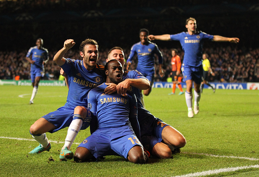 Victor Moses and teammates celebrate
