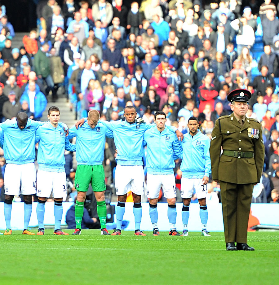 The players pay their respects for the armed forces on Remembrance Sunday