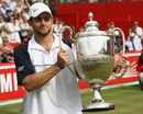 Andy Roddick lifts the Queen's Club trophy