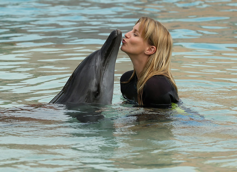 Kate Rose, wife of Justin Rose, swims with dolphins