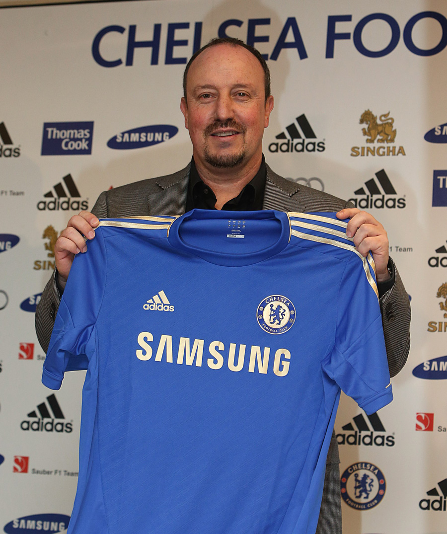 Rafael Benitez with a Chelsea shirt