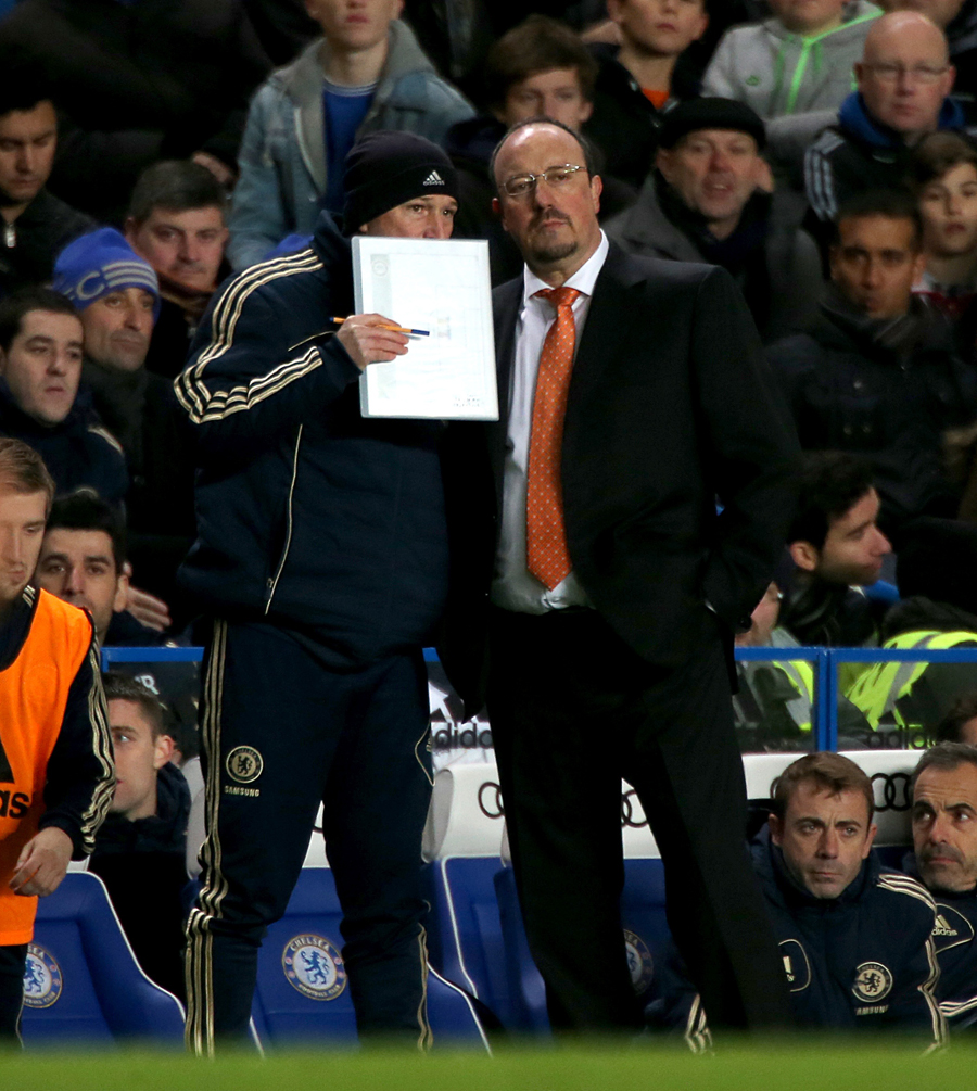 Rafa Benitez chats with an assistant