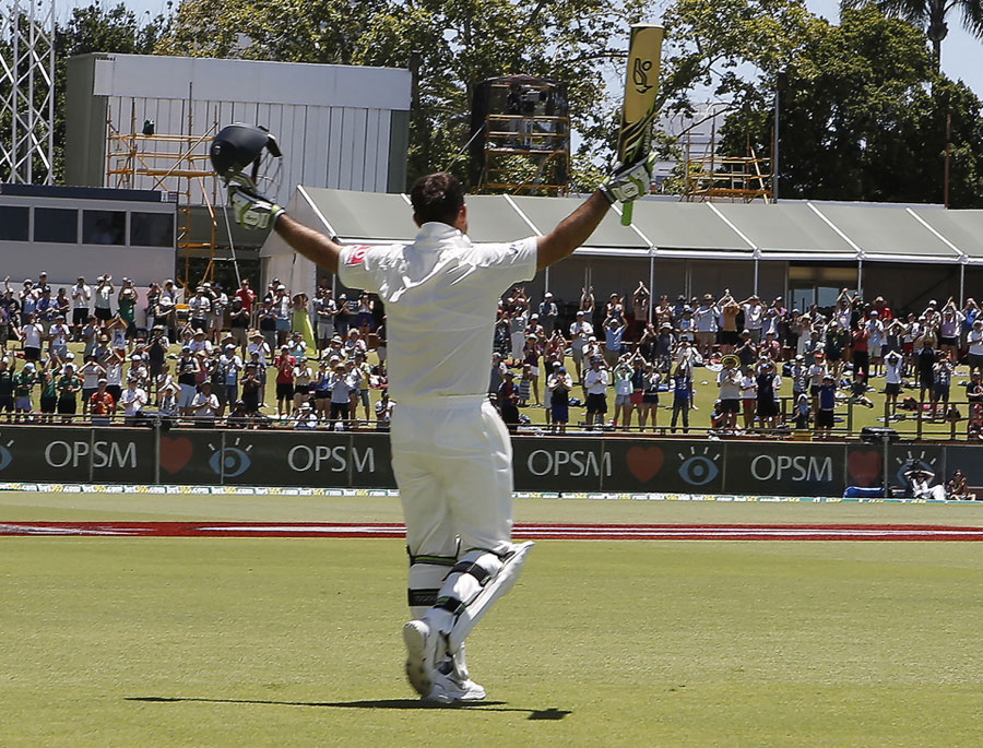 Ricky Ponting is acknowledged by the crowd after his final Test innings