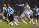 Ze Roberto fights for the ball with Wallace