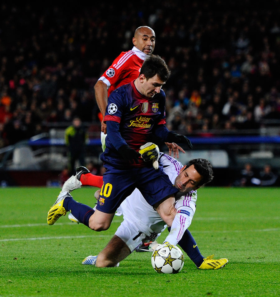 Lionel Messi runs into keeper Artur