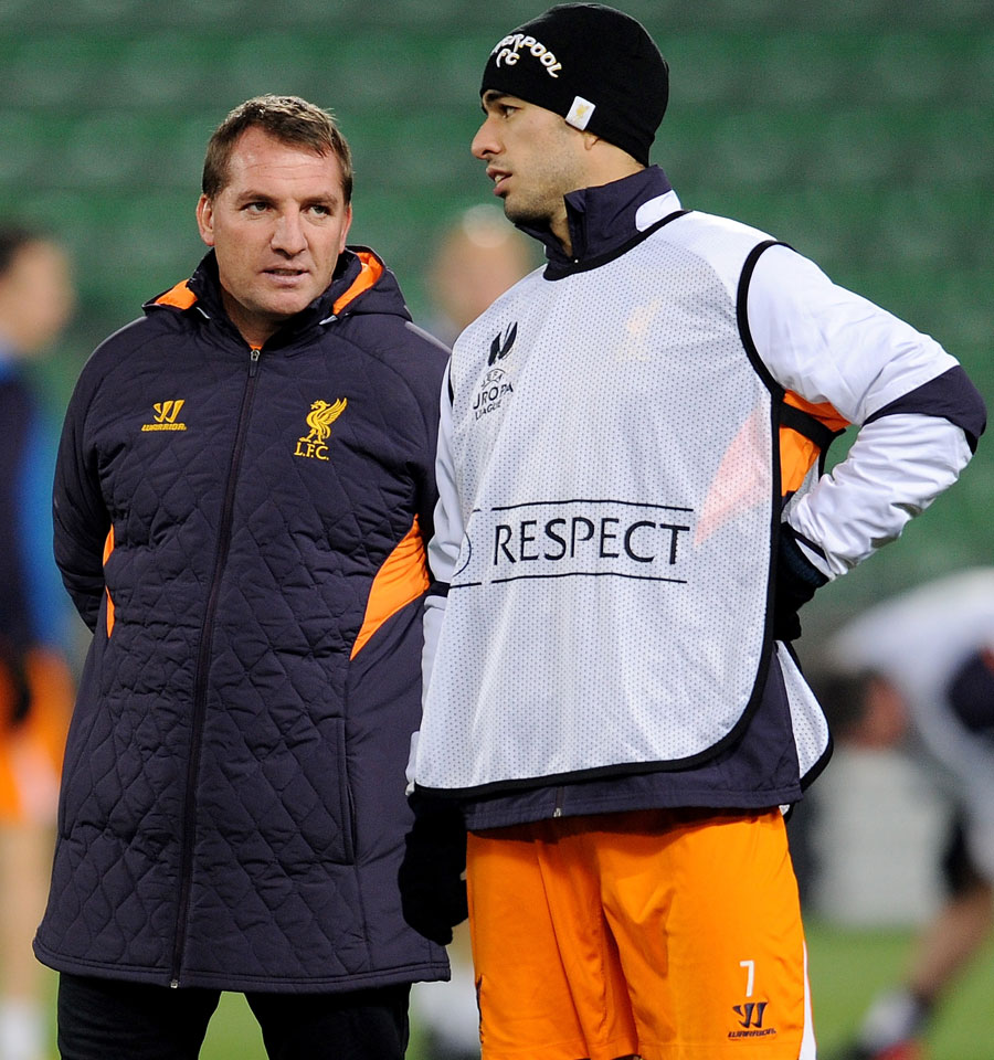 Brendan Rodgers talks with Luis Suarez during a training session