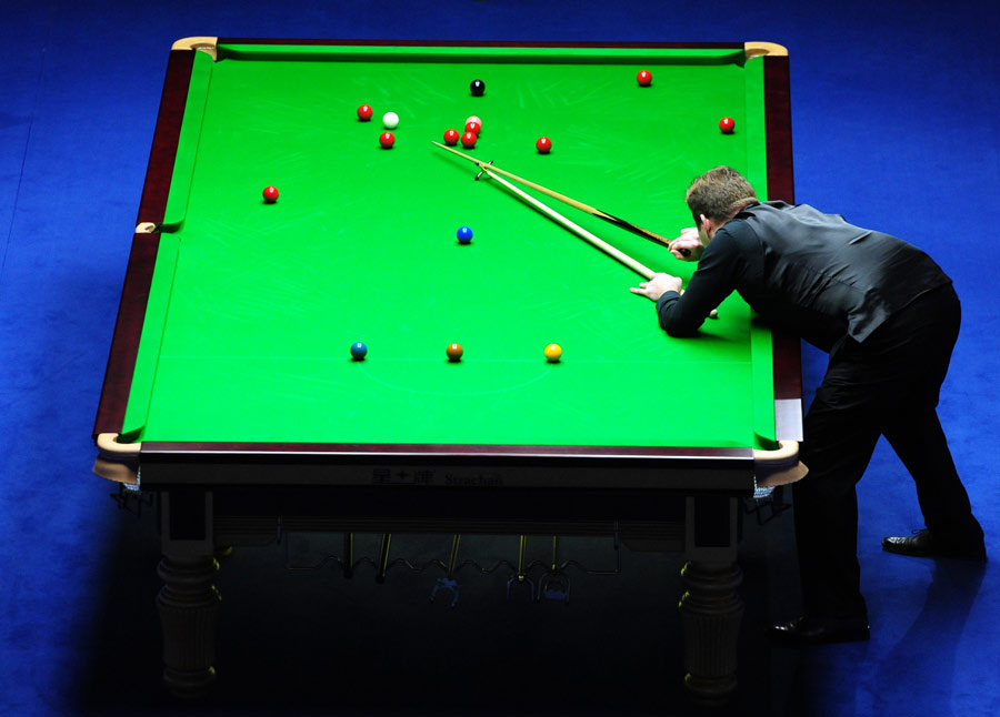 Shaun Murphy lines up a pot with the rest