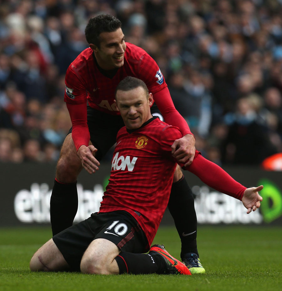 Wayne Rooney celebrates with Robin van Persie
