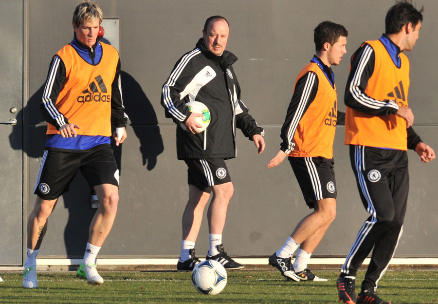 Rafael Benitez keeps an eye on Fernando Torres