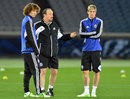 Rafael Benitez chats to David Luiz and Fernando Torres