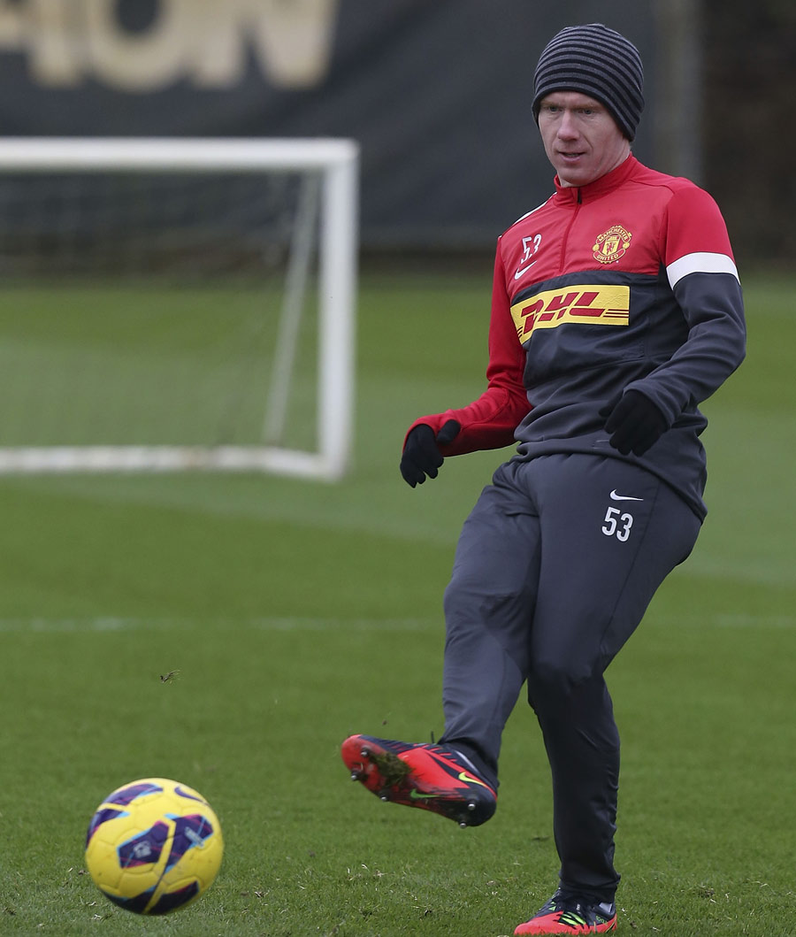 Paul Scholes plays a pass in Manchester United training