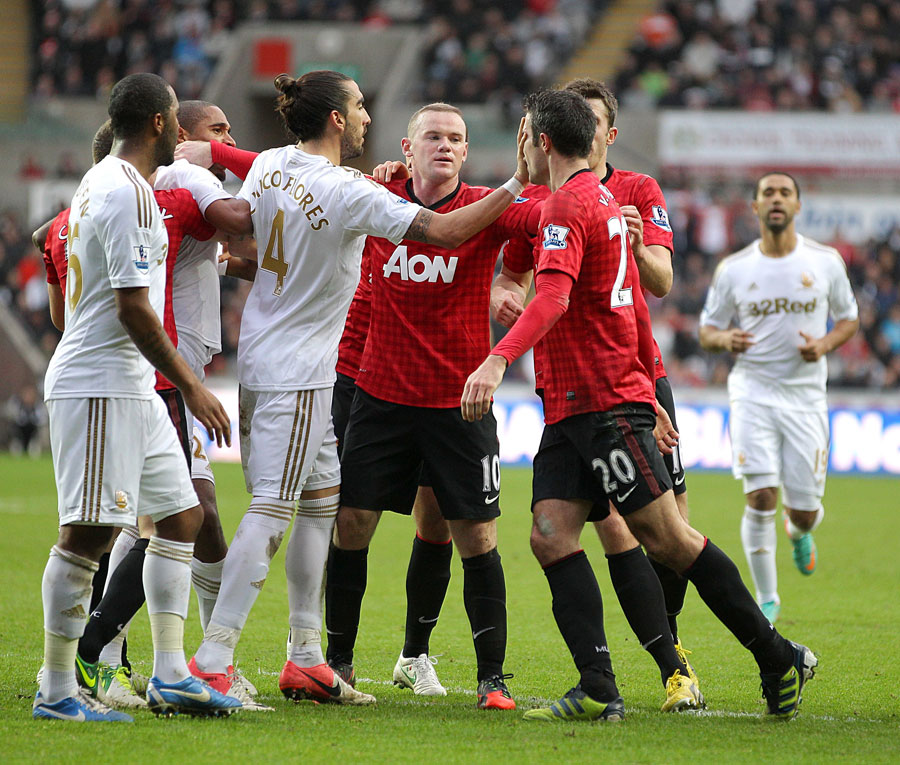 Chico Flores clashes with Robin van Persie
