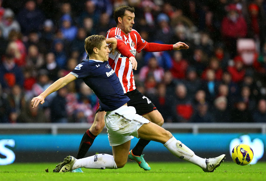 Michael Dawson goes in for a tackle on Steven Fletcher