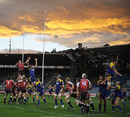The line-out flies towards the picturesque Dunedin sunset